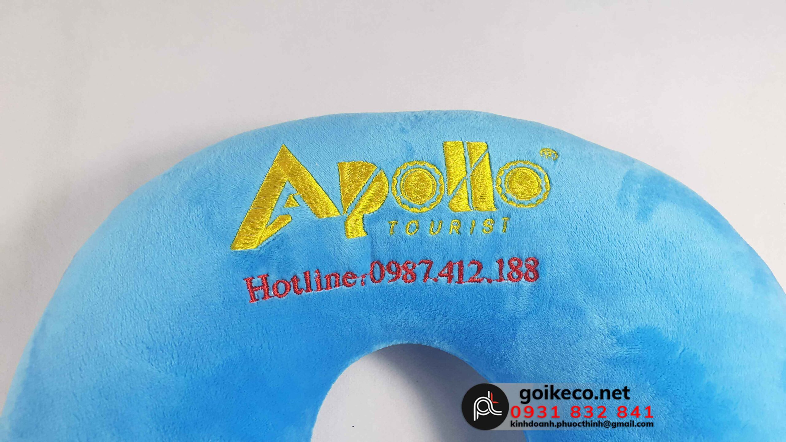 Logo được thêu rất đẹp mắt.